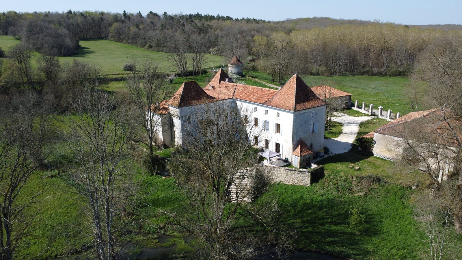 Vue aérienne du château de Beaurecueil Forge de la Poésie pour l'événement château en fête en Dordogne