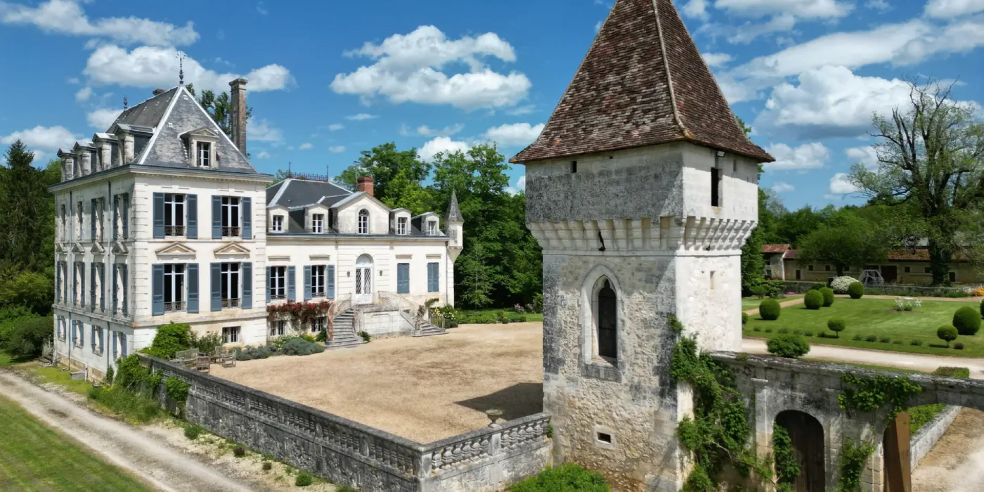 Vue aérienne du Domaine De Montplaisir en Dordogne pour Chateaux En Fete