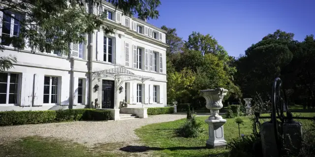 La Maison Au Cedre éclairée par le soleil pour Chateaux En Fete