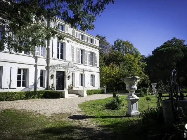 La Maison Au Cedre éclairée par le soleil pour Chateaux En Fete