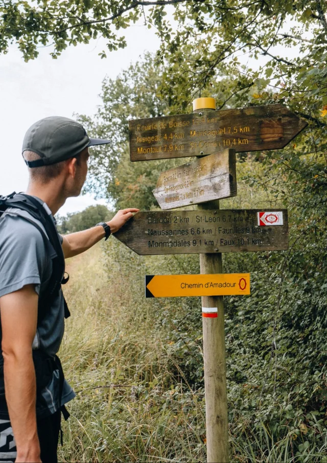 Randonneur devant balises