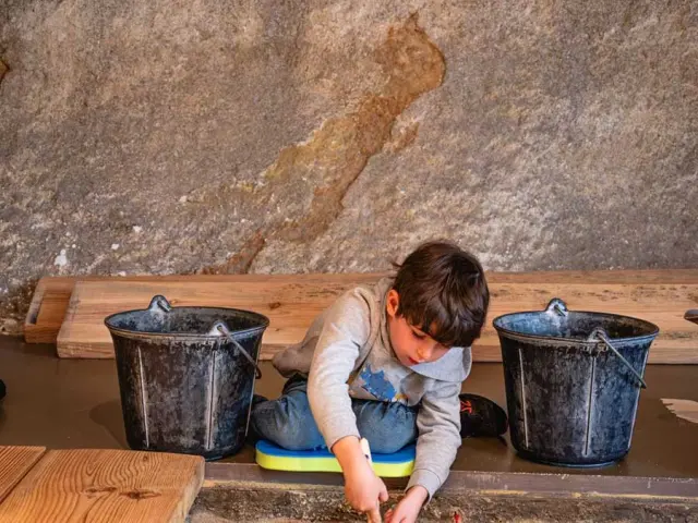 Atelier fouille archéologique au Pôle d'Interprétation de la Préhistoire aux Eyzies