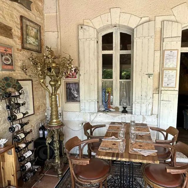 Restaurant A table chez L&L à Saint-Jean de Côle