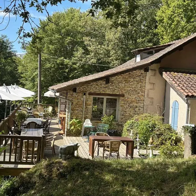 Restaurant A table chez L&L à Saint-Jean de Côle