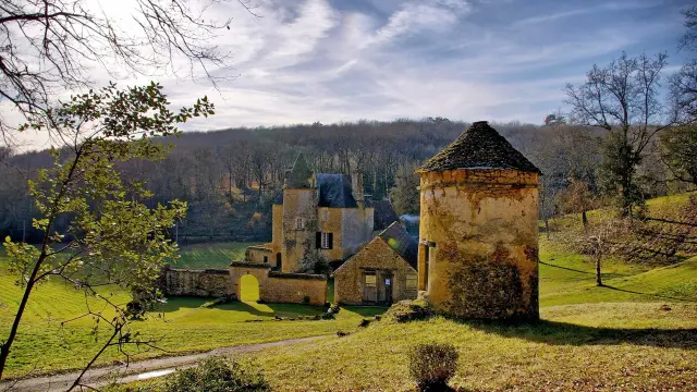 Proissans : Manoir du Cluzeau et Pigeonnier
