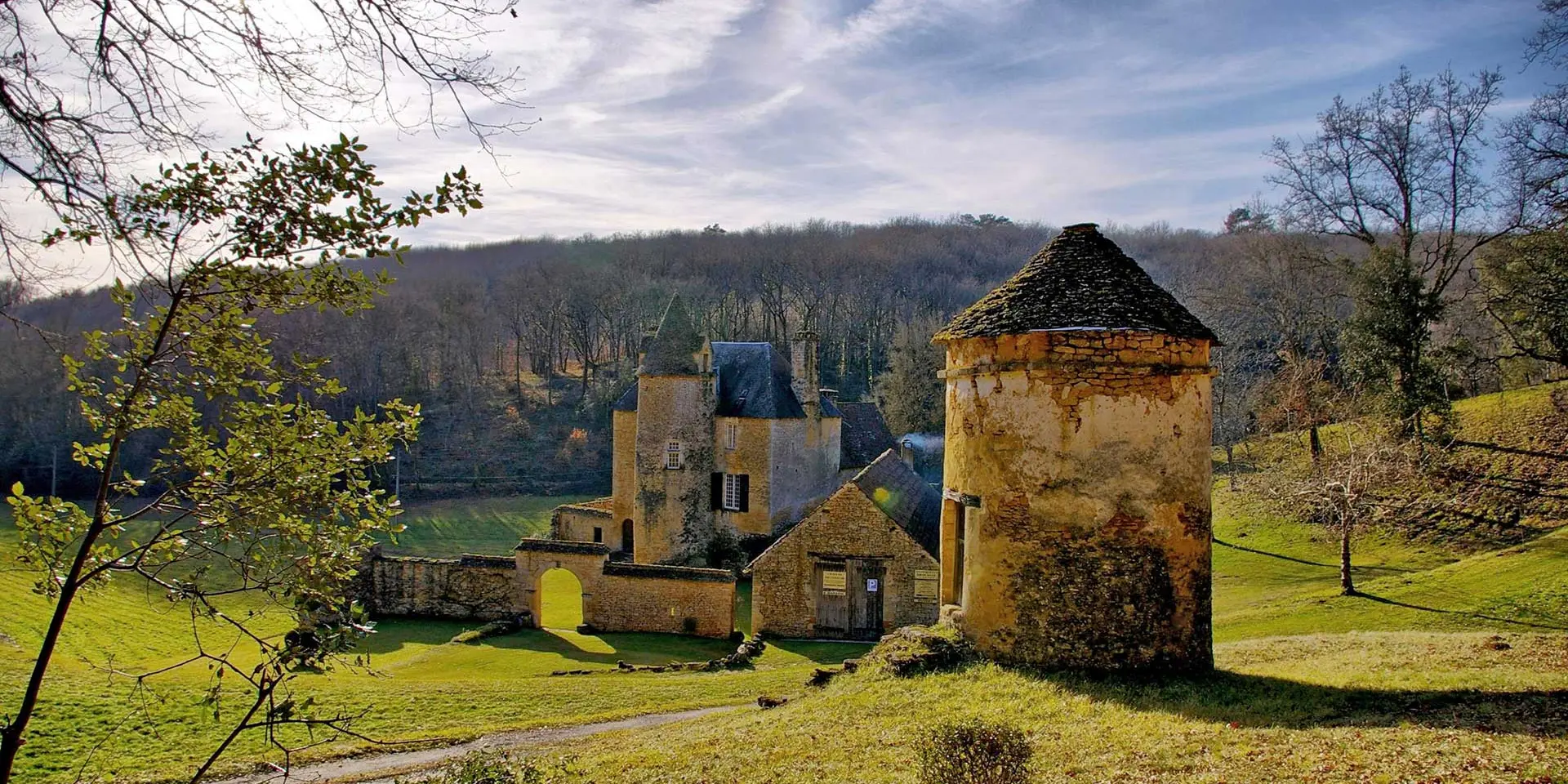 Proissans : Manoir du Cluzeau et Pigeonnier