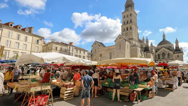 365 Marche De Perigueux Au Pied De La Cathedrale Saint Front Luc.fauret.photographe Expireson 2025 01 01 1