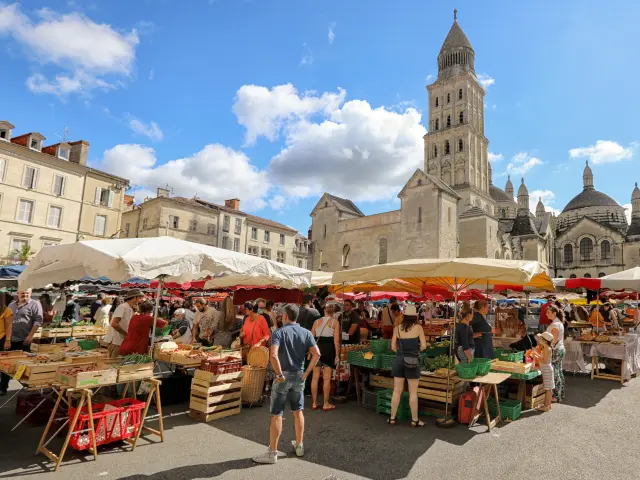 365 Marche De Perigueux Au Pied De La Cathedrale Saint Front Luc.fauret.photographe Expireson 2025 01 01 1