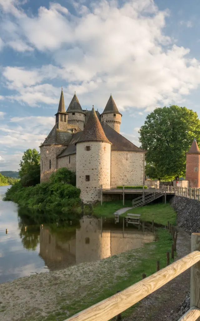 Patrimoine Bati Chateau De Val Lanobre 2016 Josselin Mathiaud.jpg 1920px