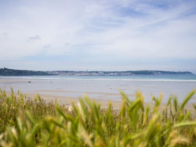 La plage de Trezmalaouen à Kerlaz face au port du Rosmeur à Douarnenez