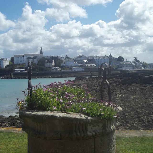 Vue du centre-ville de Douarnenez depuis l'île Tristan