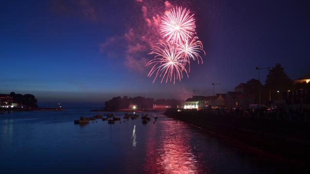 FEu d'artifice du 13 juillet sur Douarnenez au Port Rhu face à l'île Tristan