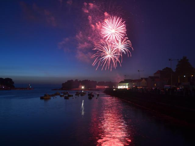 FEu d'artifice du 13 juillet sur Douarnenez au Port Rhu face à l'île Tristan
