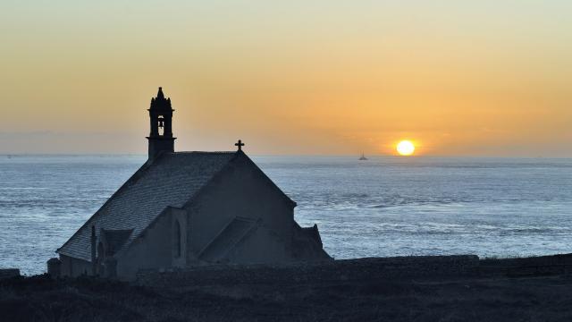 Coucher de soleil sur la chapelle Saint-They, entre la Baie des Trepasses et la Pointe du Van
