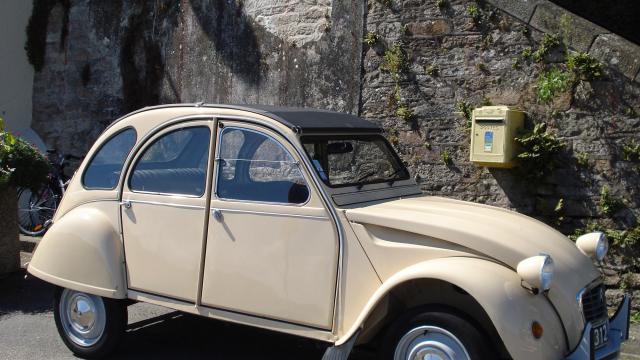 Deux-chevaux dans les rues de Douarnenez