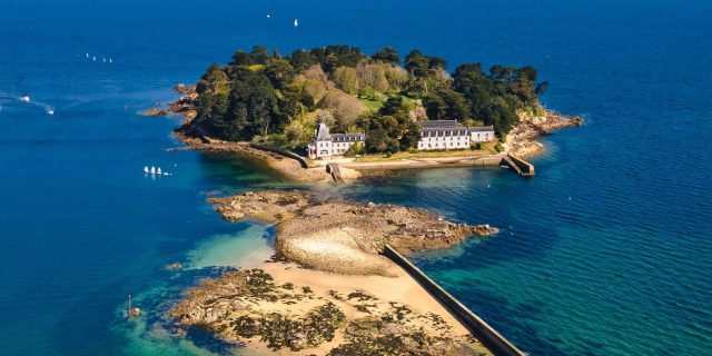 Vue aérienne des quais de l'île Tristan à marée haute avec l'îlot Saint Michel