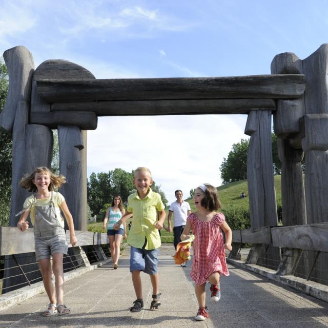 Enfant Au Laac