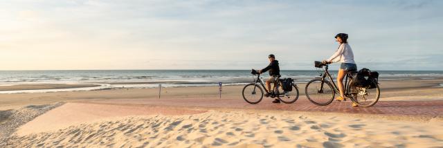 Cyclste sur la digue de Leffrinckoucke