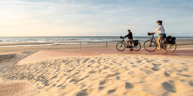 Cyclste sur la digue de Leffrinckoucke