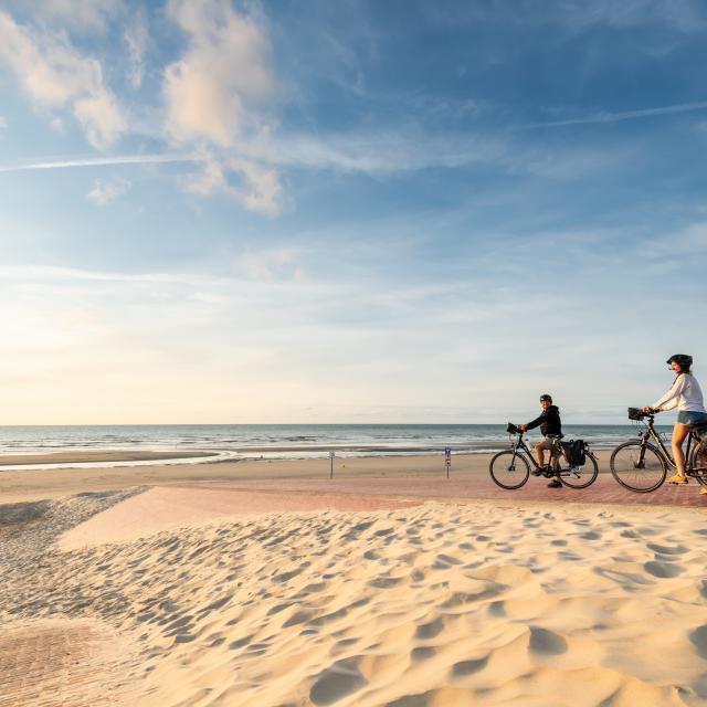 Cyclste sur la digue de Leffrinckoucke