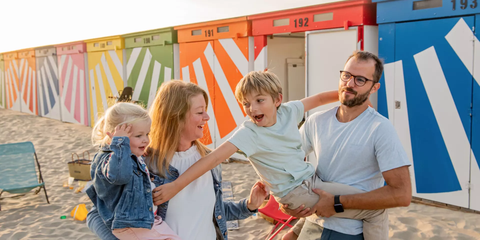 Famille devant les kiosques de Malo-les-Bains