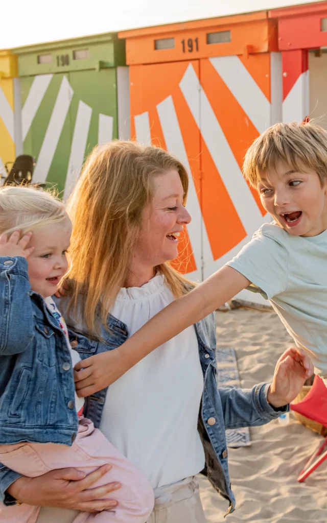 Famille devant les kiosques de Malo-les-Bains