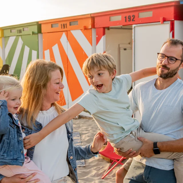 Famille devant les kiosques de Malo-les-Bains