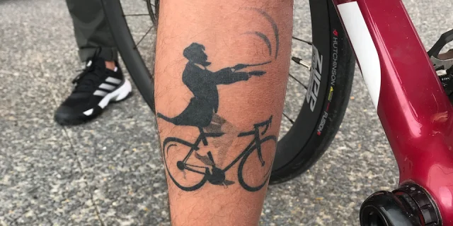 jusqu'au mollet tatoué