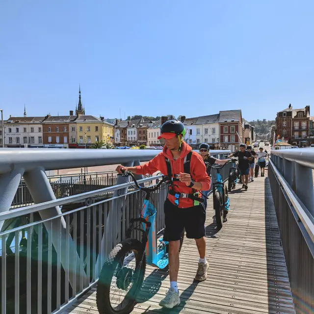 En trottinette électrique à Fécamp