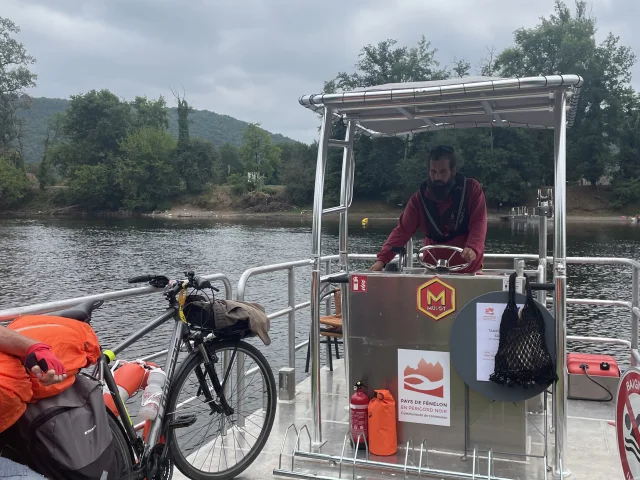 Un bac pour traverser la Dordogne