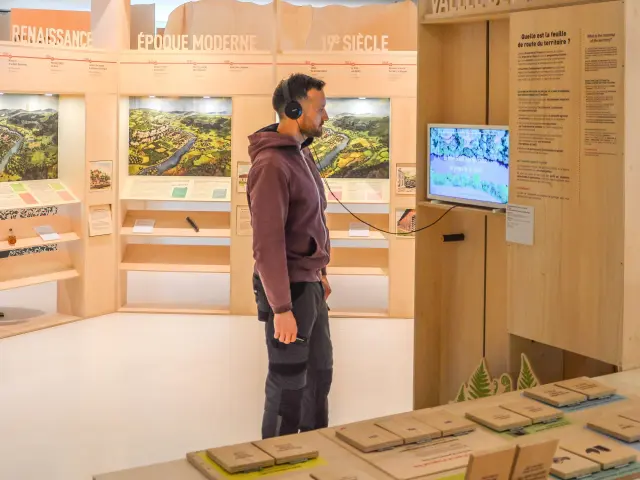 Le Pôle international de la préhistoire Expo Paysages Vezere 2 Carre