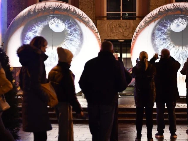 Oculucis Sculpture Lumineuse Groupe Visiteurs Place Bir Hakeim Bonifacio Festi Lumi Hermes H.e.m Mangialardo