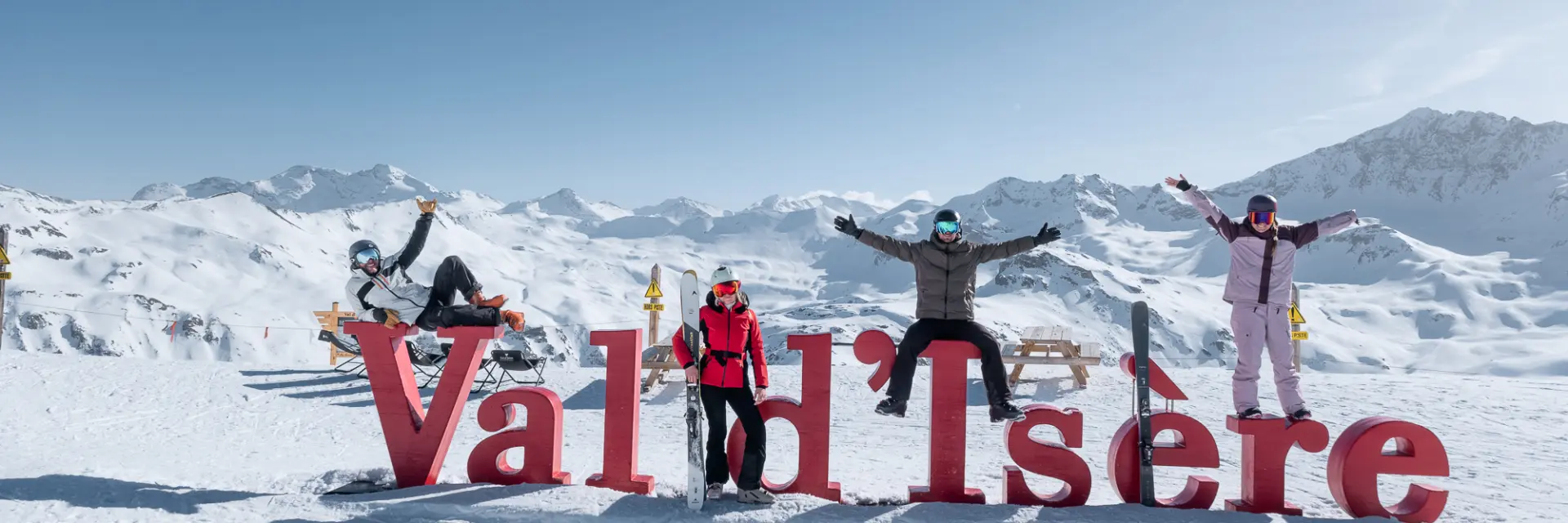 Bande d'amis sur les grandes lettres Val D'Isère
