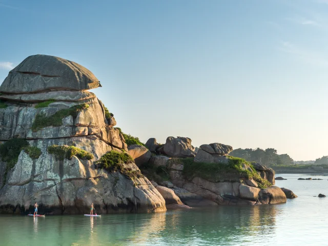 France, Côtes-d'Armor (22), Perros-Guirec, Ploumanac'h, paddle sur la côte de Granit Rose // France, Cotes d'Armor, Perros-Guirec, Ploumanac'h, ​​paddle along the coast of Granit Rose