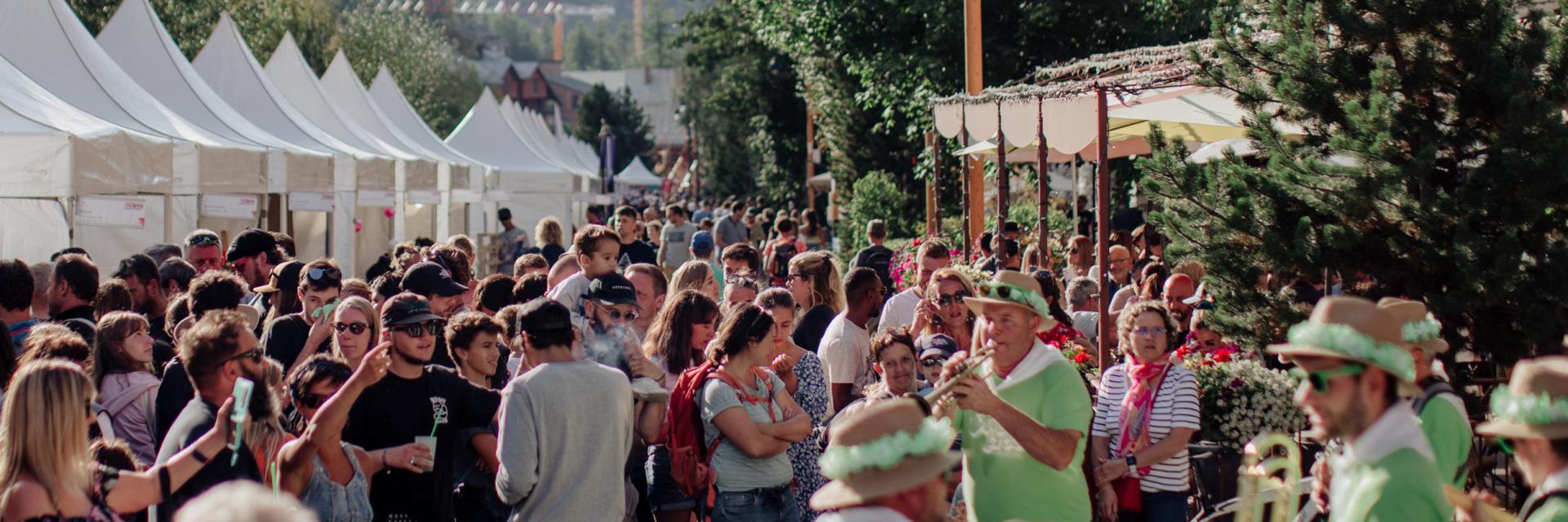 Les stands de la Foire Savoyarde Avaline sur l'Avenue Olympique de Val d'Isère en été