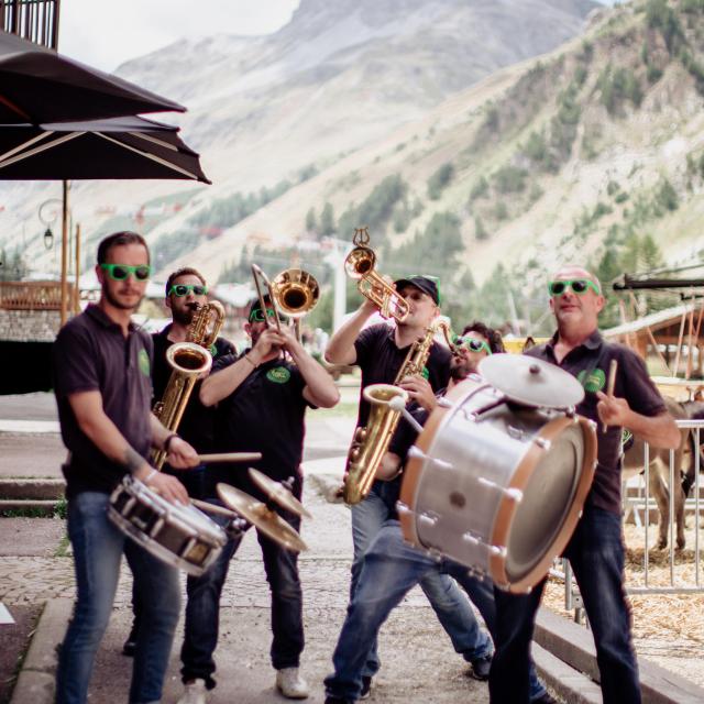 Les artistes en déambulations à la Foire Savoyarde Avaline de Val d'Isère