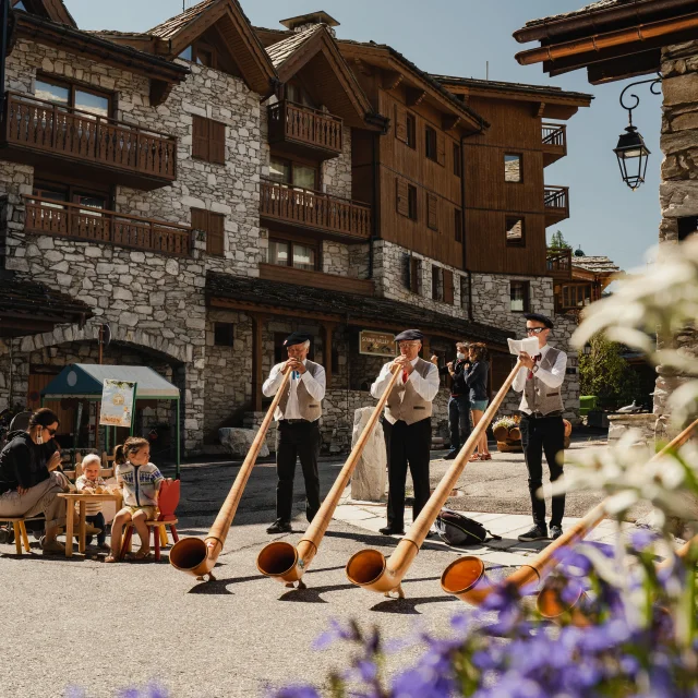 Les artistes en déambulations à la Foire Savoyarde Avaline de Val d'Isère