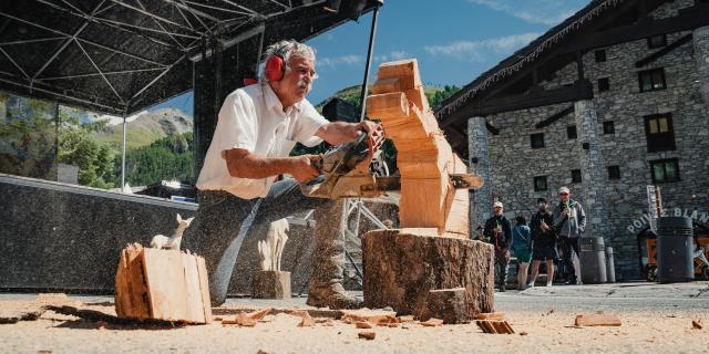 Sculpture sur bois à la Foire Savoyarde Avaline de Val d'Isère
