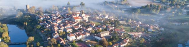 Vouvant cité médiévale - Vue aérienne