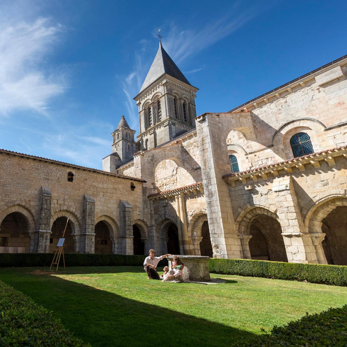 abbaye-de-nieul-sur-l-autise-office-de-tourisme-vend-e-marais-poitevin
