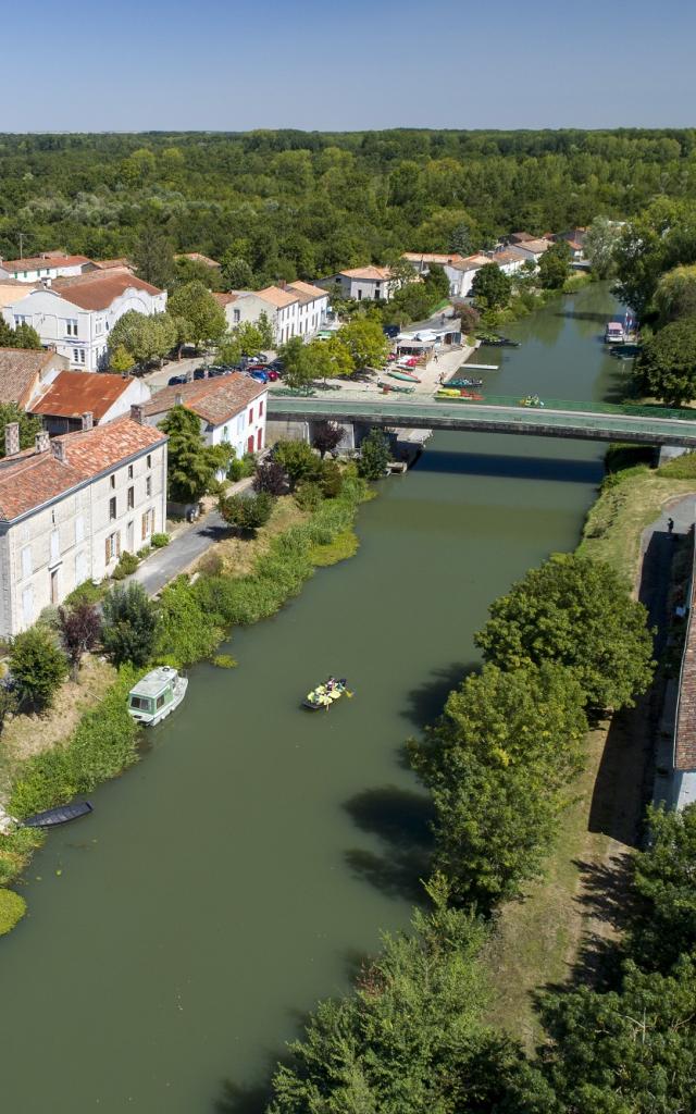 Croisière Marais poitevin Sèvre Niortaise, halte de Damvix
