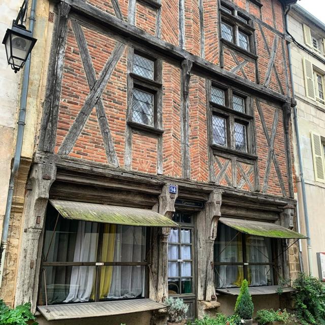 Instagram #fontenaylecomte