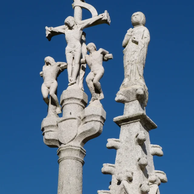 Personnages sculptés du calvaire de l'église Notre Dame Izel Vor