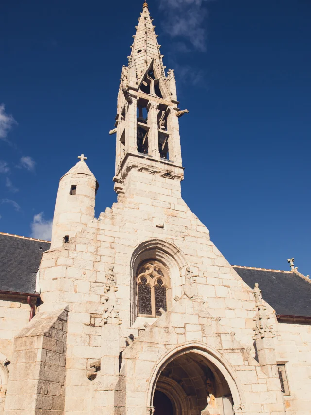 Fassade der Kirche Notre Dame in La Forêt-Fouesnant mit Glockenturm und Türmchen