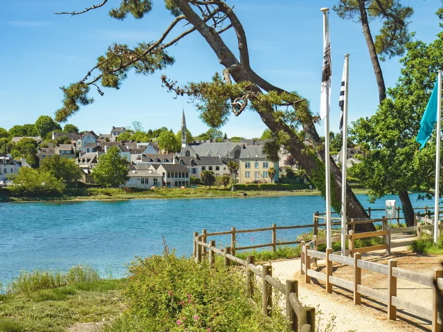 Blick auf die Bucht von La Forêt bei Flut mit dem Küstenpfad und der Ortschaft La Forêt-Fouesnant
