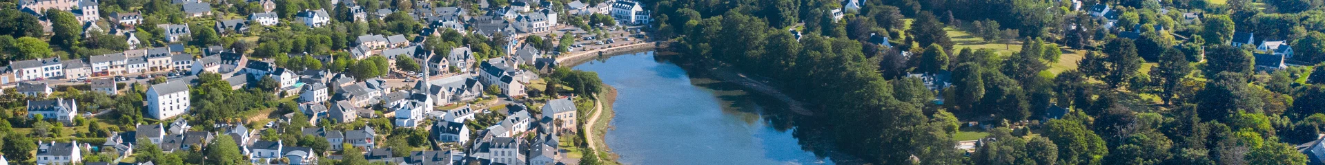 Vue aérienne de l'anse de La Forêt et du bourg de La Forêt-Fouesnant