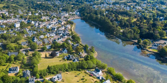 Luftaufnahme der Bucht von La Forêt und der Ortschaft La Forêt-Fouesnant