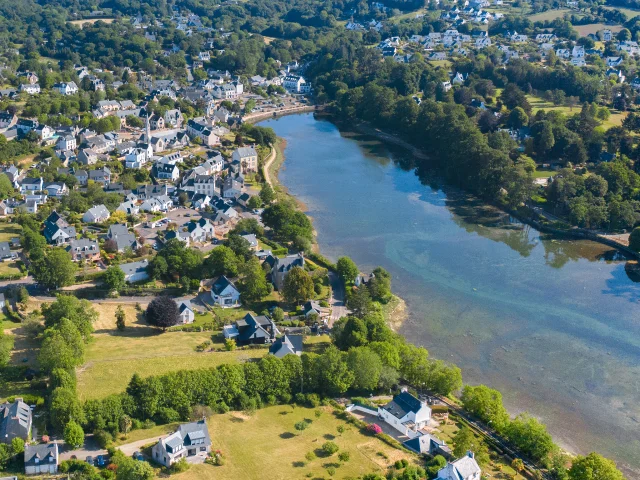 Vue aérienne de l'anse de La Forêt et du bourg de La Forêt-Fouesnant