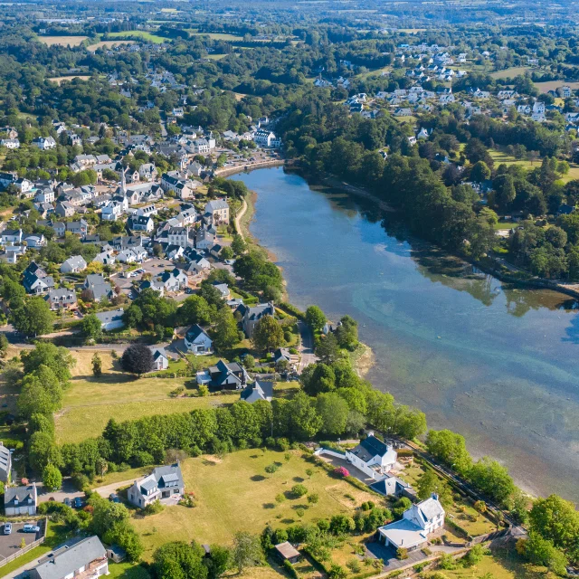 Vue aérienne de l'anse de La Forêt et du bourg de La Forêt-Fouesnant
