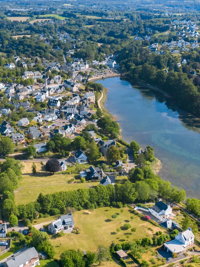 Vue aérienne de l'anse de La Forêt et du bourg de La Forêt-Fouesnant
